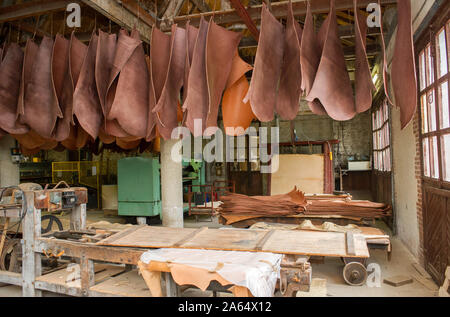 Bellac (Central Western Frankreich). Tannerie Gal, Gerberei, spezialisiert auf die pflanzliche Gerben von Häuten und Fellen von Rindern und Kälbern und Skins. Open air Trocknen Stockfoto