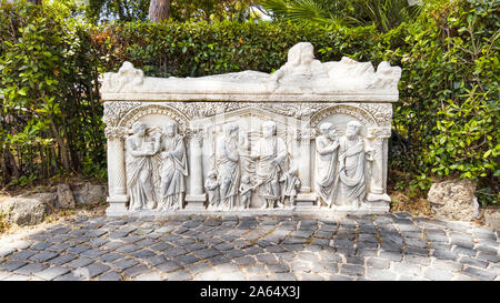 Schönen Marmor der antiken römischen weißen Sarkophag, in den archäologischen Ausgrabungen von Ostia Antica, Rom, Italien Stockfoto