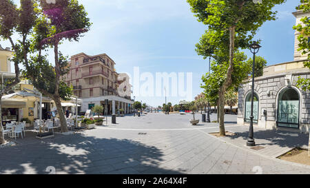 Ostia Lido Rom, Italien, 19. Juli 2019: Immersive Panorama Blick auf die Straße von Anco Marzio Square von Stazione Vecchia Street, mit Palästen, Fassaden und Stockfoto