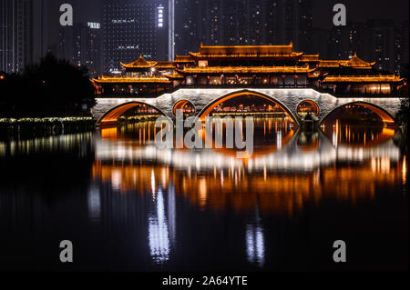 Nachtaufnahme der Anshun Brücke (Jiu Yan Qiao) das berühmte touristische Ziel, Chengdu Stadt Sichuan Provinz, China. Berühmtes Restaurant Stockfoto