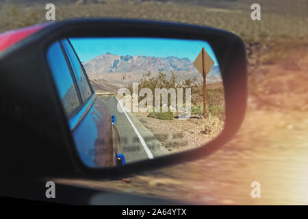 Reflexion in einem Spiegel. Transport, Autobahn, Straße, Autobahn
