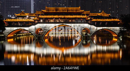 Nachtaufnahme der Anshun Brücke (Jiu Yan Qiao) das berühmte touristische Ziel, Chengdu Stadt Sichuan Provinz, China. Berühmtes Restaurant Stockfoto