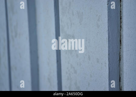 Hintergrundbild aus der Nähe zu einer modernen gerippte Betonwand mit sich wiederholende vertikale Muster und einen konkreten Textur Stockfoto