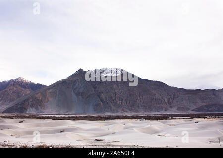 Anzeigen Landschaft mit Hunder oder Hundar Sand Dunes Village tehsil im Nubra Tal, während der Wintersaison im Leh Ladakh in Jammu und Kaschmir, Indien Stockfoto