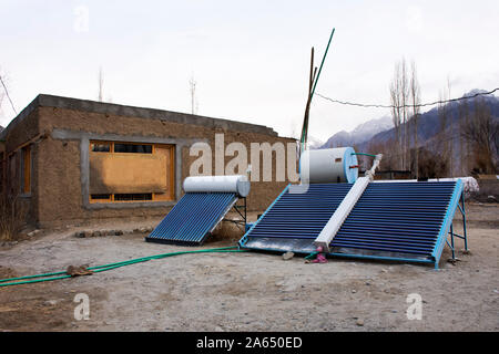 Gas und Öl Kessel für Dusche wasser heizung im Freien von Resort Hotel in Hunder oder tehsil Hundar Dorf im Nubra Tal, während der Wintersaison im Leh La Stockfoto