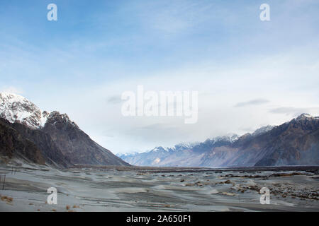 Anzeigen Landschaft mit Hunder oder Hundar Sand Dunes Village tehsil im Nubra Tal, während der Wintersaison im Leh Ladakh in Jammu und Kaschmir, Indien Stockfoto