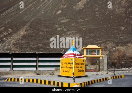 JAMMU, Kaschmir, Indien - MÄRZ 20: Kreuzung an der Grenze von Pakistan und Indien mit der Hauptverkehrsstraße in Hunder oder Hundar Dorf Nubra Tal tehsil auf Stockfoto