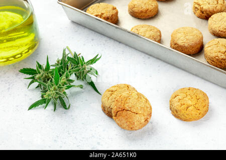 Cannabis butter Cookies mit Marihuana Knospen und cannaoil, hausgemachte gesunde Kekse Stockfoto