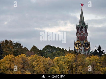 Moskau, Russland, Aussicht auf Spasskaja Turm der Moskauer Kreml mit einer Uhr. Stockfoto