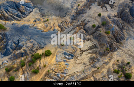 Luftaufnahme von Dünen von Sand und Ton in einem verlassenen Steinbruch. Hügel, Schluchten und Sanddünen. Stockfoto
