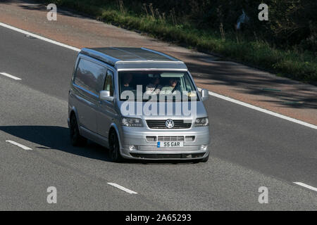 2006 VW Volkswagen Wohnmobil, Wohnmobil, Wohnmobil, Familienurlaub, Caravanettenurlaub, Reisen auf der Autobahn M6 in der Nähe von Preston in Lancashire, Großbritannien Stockfoto