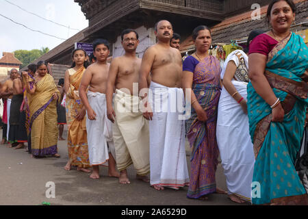 Pilger geduldig Schlange Sree Padmanabhaswamy (Hindu) Tempel in Trivandrum (Thiruvananthapuram), Kerala, Indien eingeben Stockfoto