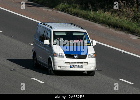Ein VW Volkswagen Wohnmobil Reisen auf der Autobahn M6 in der Nähe von Preston in Lancashire, Großbritannien Stockfoto