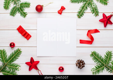 Weihnachten Grußkarte mockup. Leere Papier für Begrüßungstext mit Weihnachtsschmuck umgeben. Stockfoto