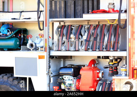 Schläuche, Ventile, Kräne, Luftkompressor, Benzinpumpe, Hydranten sind im Laderaum eines ausgestattete Löschfahrzeug entfernt. Stockfoto