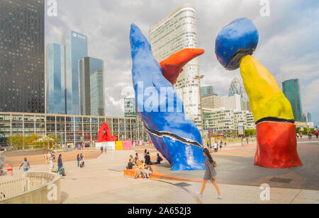 Die Menschen auf der Promenade von La Defense Stockfoto