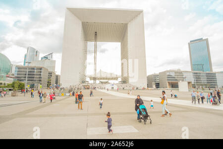 Street Scene in La Defense vor la Grande Arche. Stockfoto