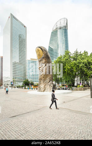 Street Scene in La Defense mit egee und engie Türme und die Skulptur Le Pouce von Cesar im Hintergrund Stockfoto