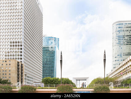 Hohes Bürogebäude in La Defense in Richtung von La Grande Arche. Stockfoto