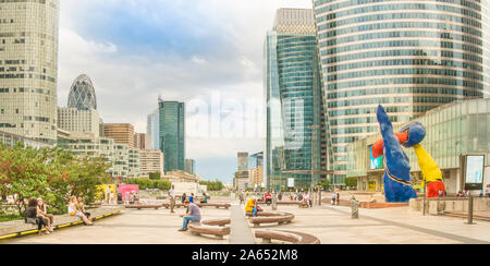 Die Menschen auf der Promenade von La Defense Stockfoto