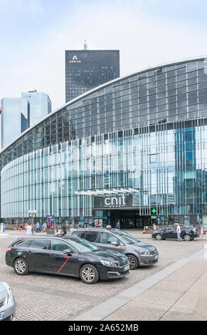 Außenansicht des CNIT, Zentrum des Nouvelles industries et Technologies, mit Areva Turm im Hintergrund, Stockfoto