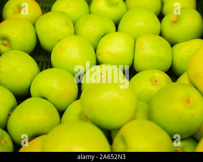 Reif, grüne Äpfel auf den Tresen. Sammlung von grünen Äpfeln in einem Schaufenster. close-up. Neues Jahr Früchte, frisch gepressten Vitamin Saft Stockfoto