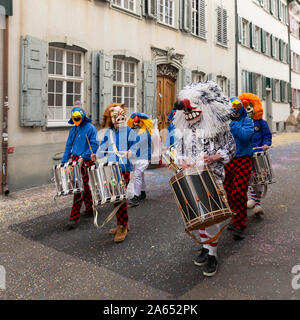 Nadelberg, Basel, Schweiz - März 12., 2019. Nahaufnahme einer Snare Drum player Gruppe Stockfoto