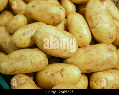 Kartoffeln in einem Schaufenster. Weiß reine Knollen der Kartoffel in einem Schaufenster. close-up Stockfoto