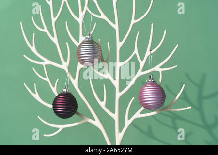 Weihnachtsbaum aus deer Hörner und Christbaumkugel Dekoration auf dem tiefen Grün Stockfoto
