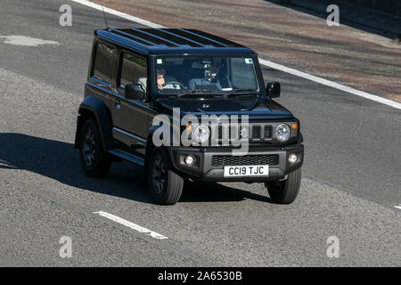 2019 schwarz Suzuki Jimny SZ 5 4 X 4; Fahrt auf der Autobahn M6 in der Nähe von Preston in Lancashire, Großbritannien Stockfoto