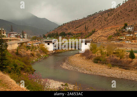 Alte traditionelle Brücke über den Fluss Thimpu in Thimpu, Bhutan Stockfoto