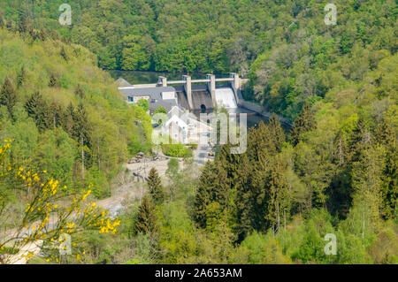 BARRAGE DE NISRAMONT LA ROCHE-EN-ARDENNE, Belgien - 23 April 2011: Luftaufnahme des Barrage de Nisramont, den Damm in den Fluss Ourthe in der Nähe von La Roch Stockfoto