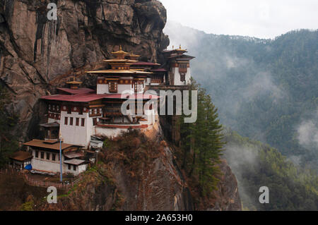 Tiger Nest Monastery, Paro Taktsang, auch bekannt als Taktsang Palphug Monastery, eine heilige Vajrayana Himalaya-buddhistische Stätte, Paro, Bhutan Stockfoto