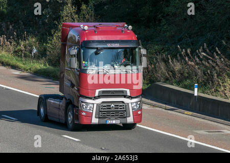 Renault LKW Zugmaschine Reisen auf der Autobahn M6 in der Nähe von Preston in Lancashire, Großbritannien Stockfoto