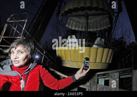 Kiew, Ukraine. 23 Okt, 2019. Ein Besucher Maßnahmen Strahlung mit einem Dosimeter in der verlassenen Stadt Pripyat. Credit: Pavlo Gontschar/SOPA Images/ZUMA Draht/Alamy leben Nachrichten Stockfoto