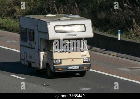 Mitsubishi Delica Reisemobil Fahrt auf der Autobahn M6 in der Nähe von Preston in Lancashire, Großbritannien Stockfoto