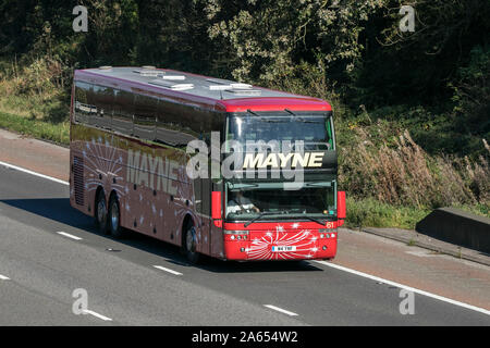 Mayne Trainer und Coach Tours Reisen auf der Autobahn M6 in der Nähe von Preston in Lancashire, Großbritannien Stockfoto