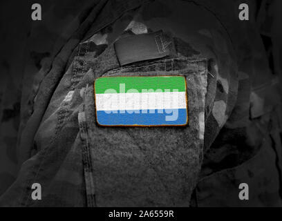 Flagge von Sierra Leone über militärische Uniform. Armee, Soldaten, Soldaten, Afrika, (Collage). Stockfoto