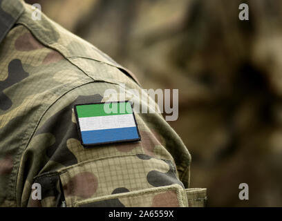 Flagge von Sierra Leone über militärische Uniform. Armee, Soldaten, Soldaten, Afrika, (Collage). Stockfoto