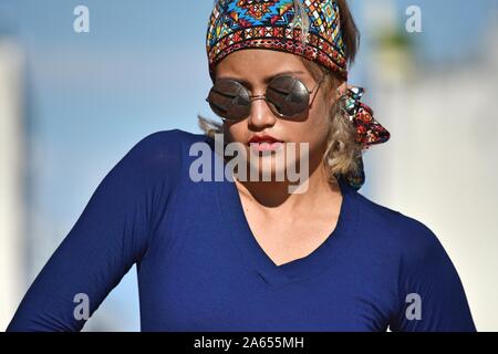 Schönen Erwachsenen weiblich Frau Sonnenbrille tragen Stockfoto
