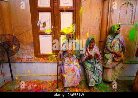 Witwen feiern Holi-Fest, Shri Radha Gopinath Tempel, Vrindavan, Mathura, Uttar Pradesh, Indien, Asien Stockfoto