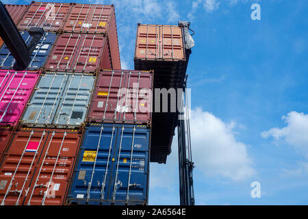 Containerbrücken auf hohen Stapel Stockfoto