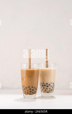 Auswahl an hausgemachten Bubble Tea/boba Tee mit Tapioka Perlen auf weißem Hintergrund Stockfoto