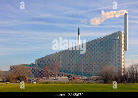 Amager Skihang, die CopenHill Skipiste, Amager Bakke, im Energieabfallwerk Amager Ressource Centre, Kopenhagen. Architekt Bjarke Ingels GROSS Stockfoto