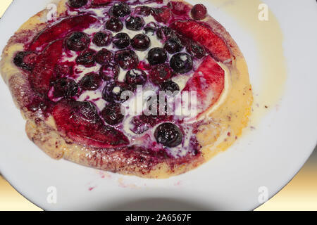 Frühstück Pfannkuchen mit karamellisierten Sauerkirschen Stockfoto