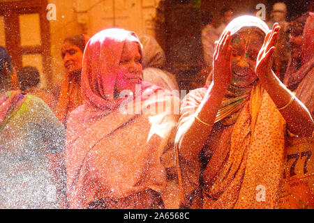 Witwen feiern Holi Festival Gopinath Tempel, Uttar Pradesh, Indien, Asien Stockfoto