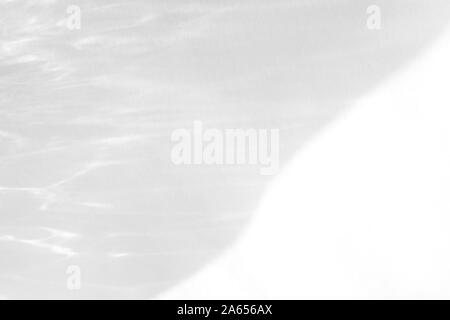 Organische drop diagonal Schatten auf eine weiße Wand, Overlay Effekt für Foto- und mockups Stockfoto