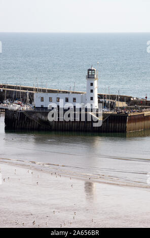 Der Weiße Leuchtturm am Ende des Hafenpiers in Scarborough an einem schönen sonnigen Tag North Yorkshire England Vereinigtes Königreich Großbritannien Stockfoto