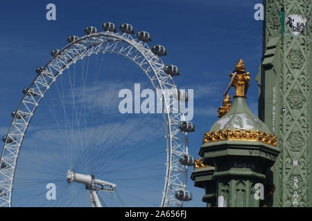 Zwei verzierten post Köpfe und Lamp Post auf die Westminster Bridge, London mit einer aus London Eye im Hintergrund gegen den tiefblauen Himmel Stockfoto