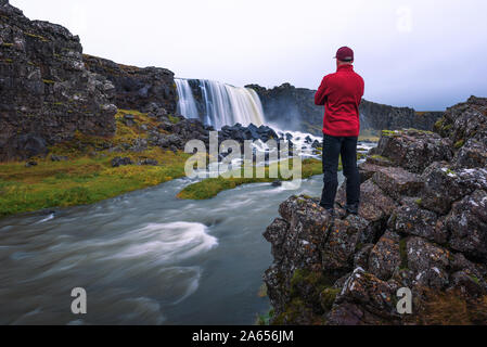 Touristische Blick auf die Oxarafoss Wasserfall in Island Stockfoto